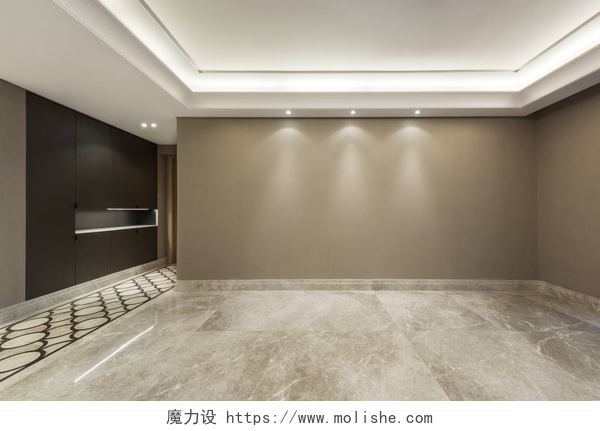 大理石地板和米色装饰大理石地板和墙上的纸装饰空旷的房间里